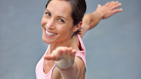 Eine Frau mittleren Alters die Sport treibt