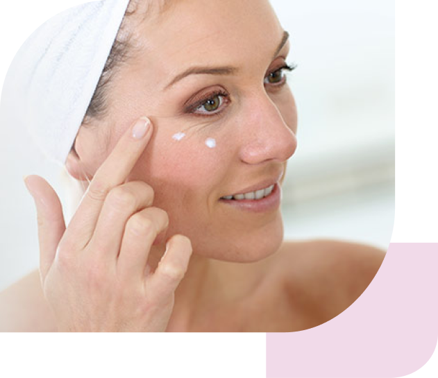 Eine Frau cremt sich nach dem Duschen das Gesicht ein