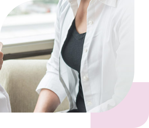 Eine Frau und ein Arzt unterhalten sich