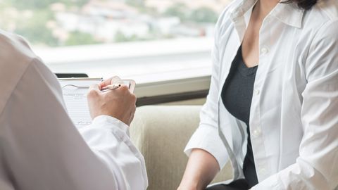 Ein Arzt und eine Patientin sprechen miteinander