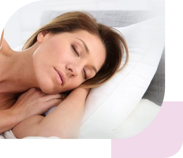 Nahaufnahme einer Frau die im Bett liegt und schläft