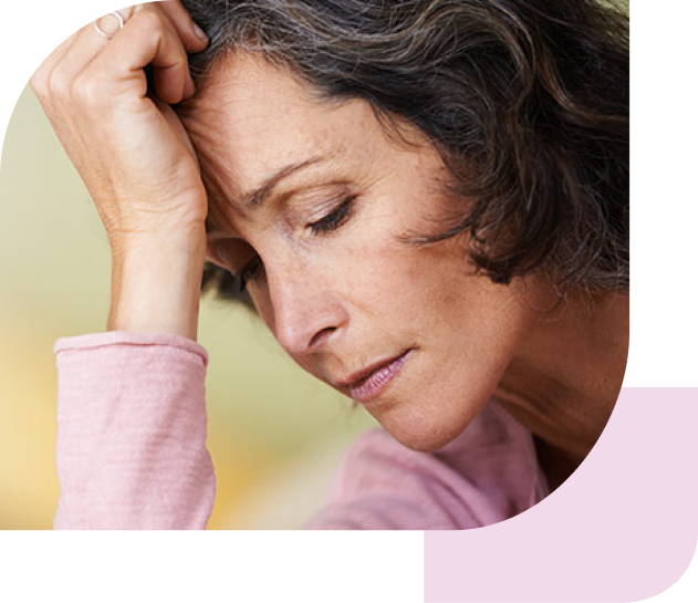 Eine Frau stützt sich mit ihrer Hand den Kopf als ein Zeichen von Stimmungsschwankungen